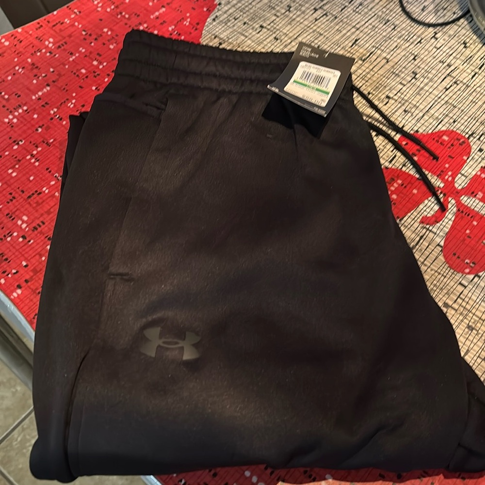 New with tag men’s large under Armour fleece joggers in black